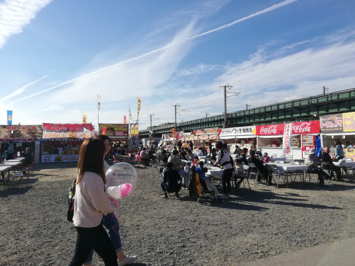 ずらっと屋台が並ぶ佐賀インターナショナルバルーンフェスタ会場