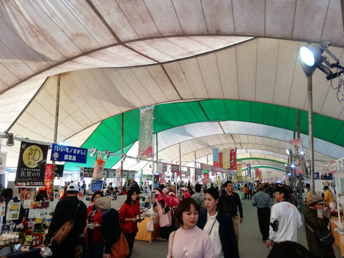 佐賀インターナショナルバルーンフェスタ会場の巨大テント