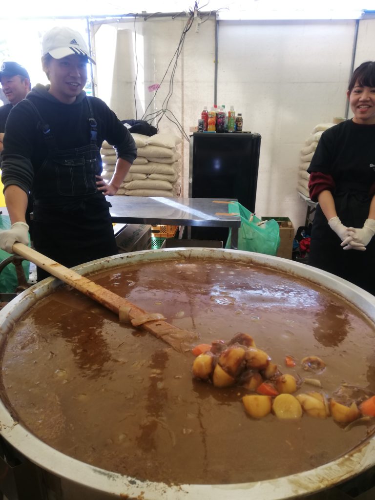 佐賀インターナショナルバルーンフェスタ会場の巨大カレー