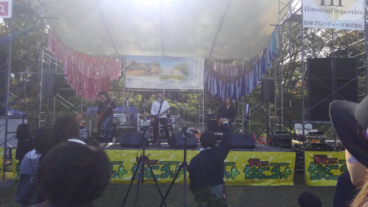 はにコットでステージを披露する「HEAD RAMP」