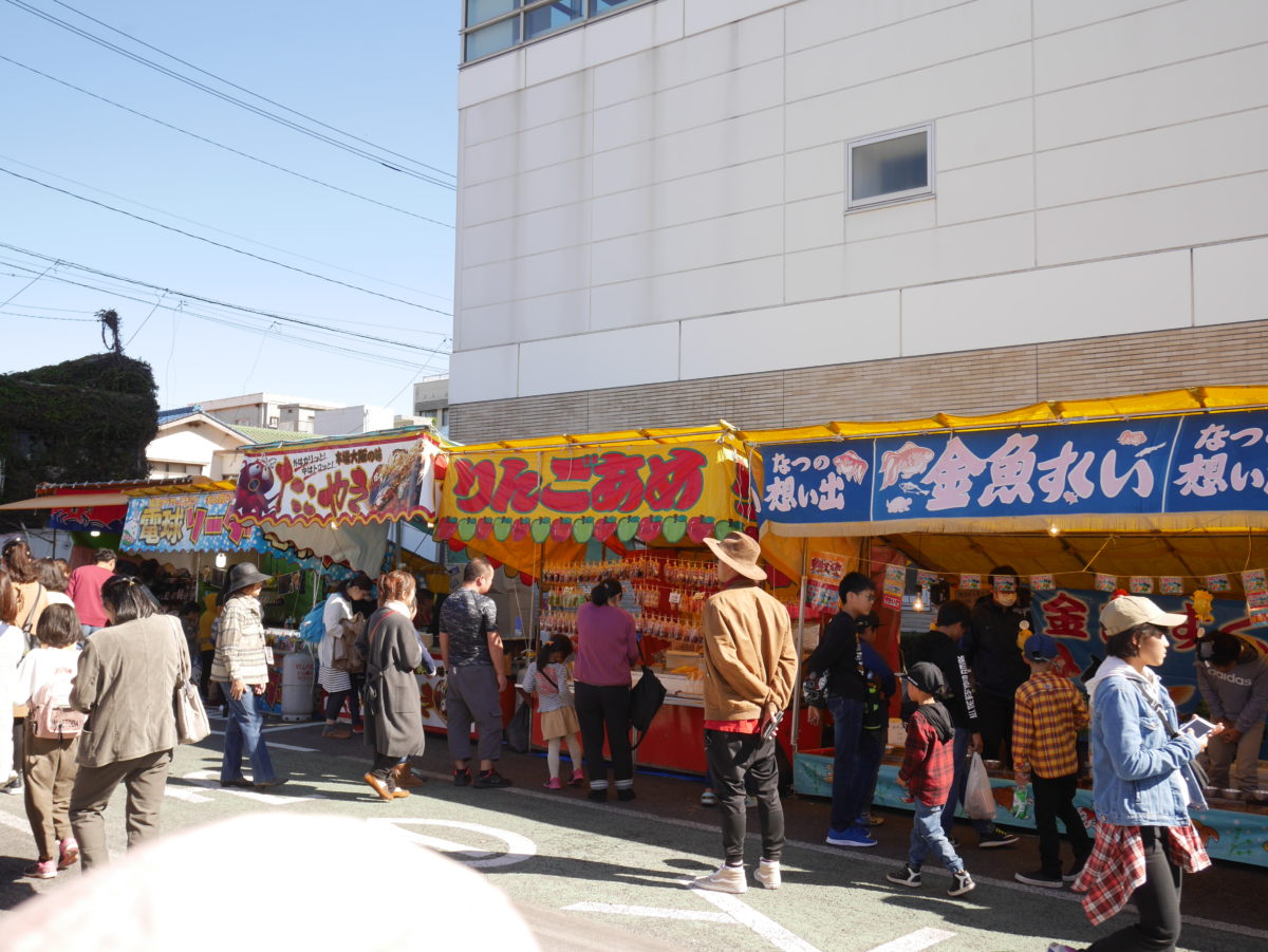 金魚すくい、りんご飴、たこ焼きの屋台|唐津くんち