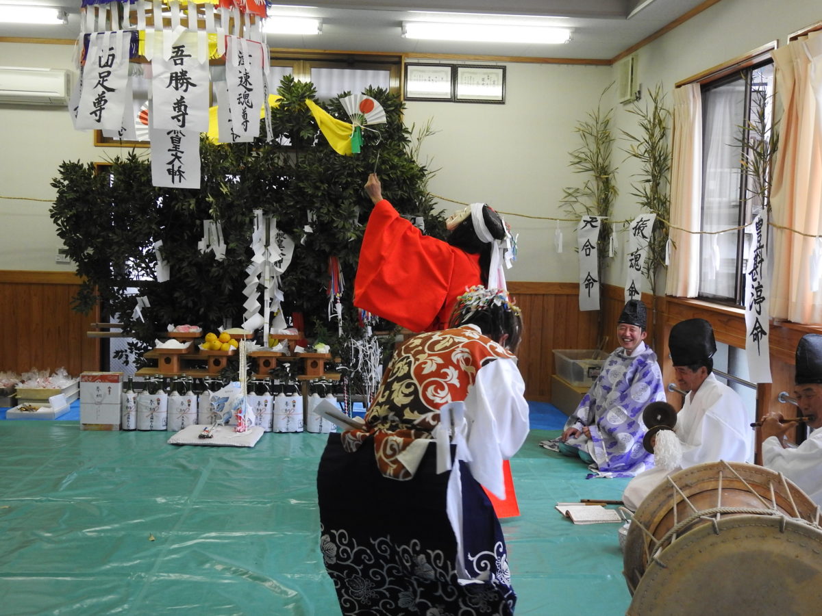 踊っている天照大神
