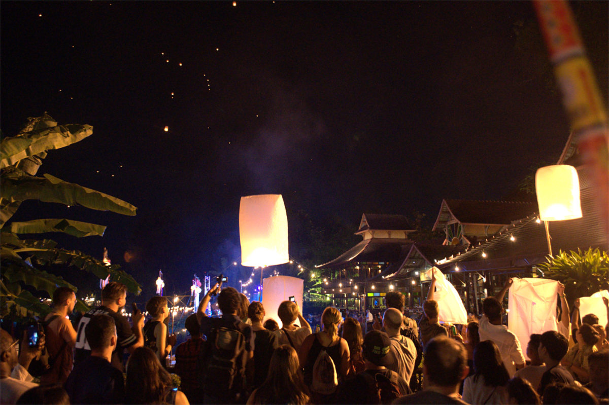 チェンマイに浮かぶコムローイ