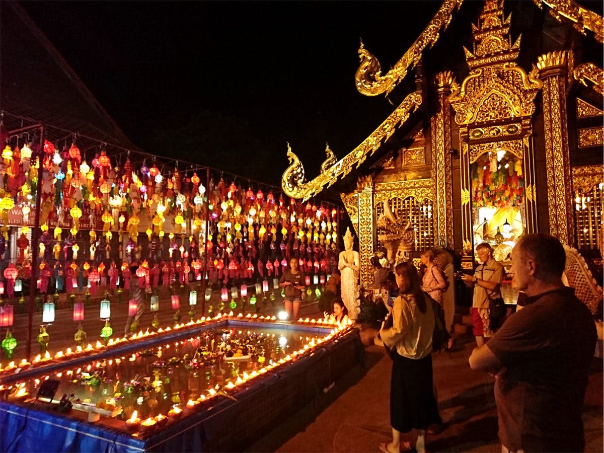 タイの寺院のお祭り