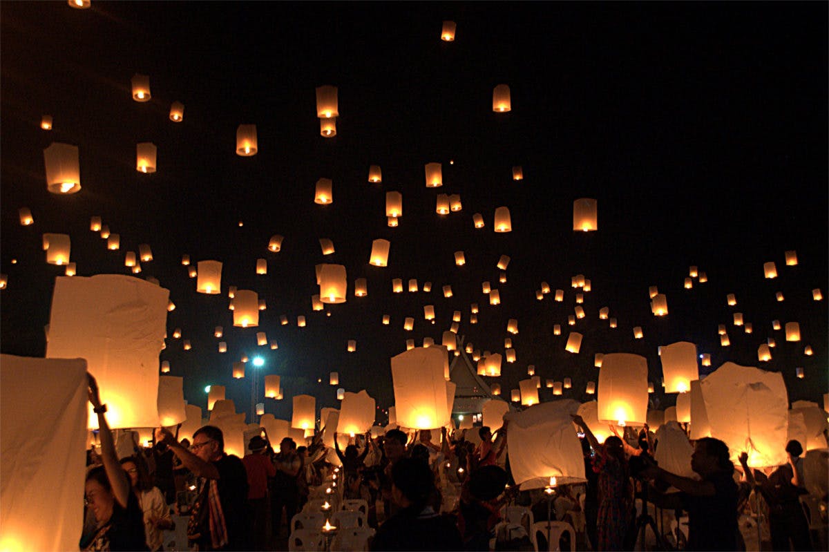 コムローイ スカイランタンが宙を舞う タイ チェンマイのイーペンランナーインターナショナル会場内レポート オマツリジャパン あなたと祭りをつなげるメディア コムローイ スカイランタンが宙を舞う タイ チェンマイのイーペンランナーインターナショナル会場内レポート オマツリジャパン あなたと祭りをつなげるメディア