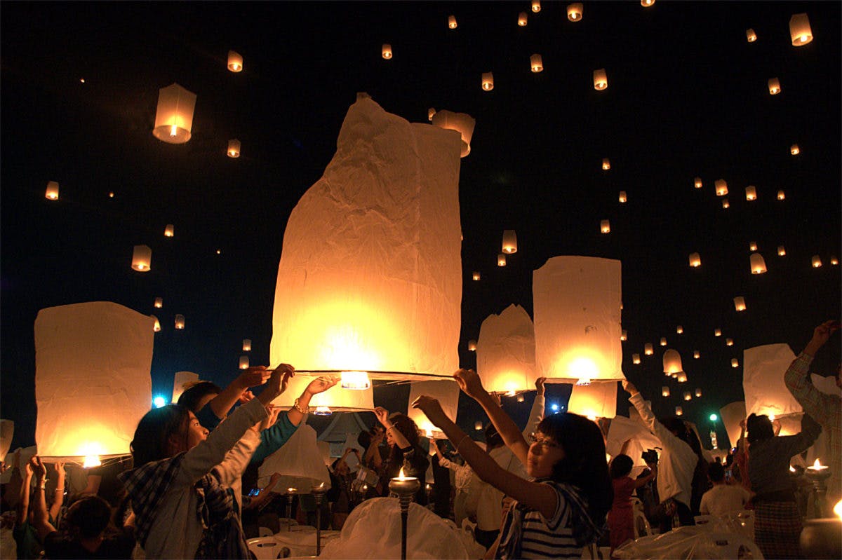 コムローイ スカイランタンが宙を舞う タイ チェンマイのイーペンランナーインターナショナル会場内レポート オマツリジャパン あなたと祭りをつなげるメディア コムローイ スカイランタンが宙を舞う タイ チェンマイのイーペンランナーインターナショナル会場内レポート オマツリジャパン あなたと祭りをつなげるメディア