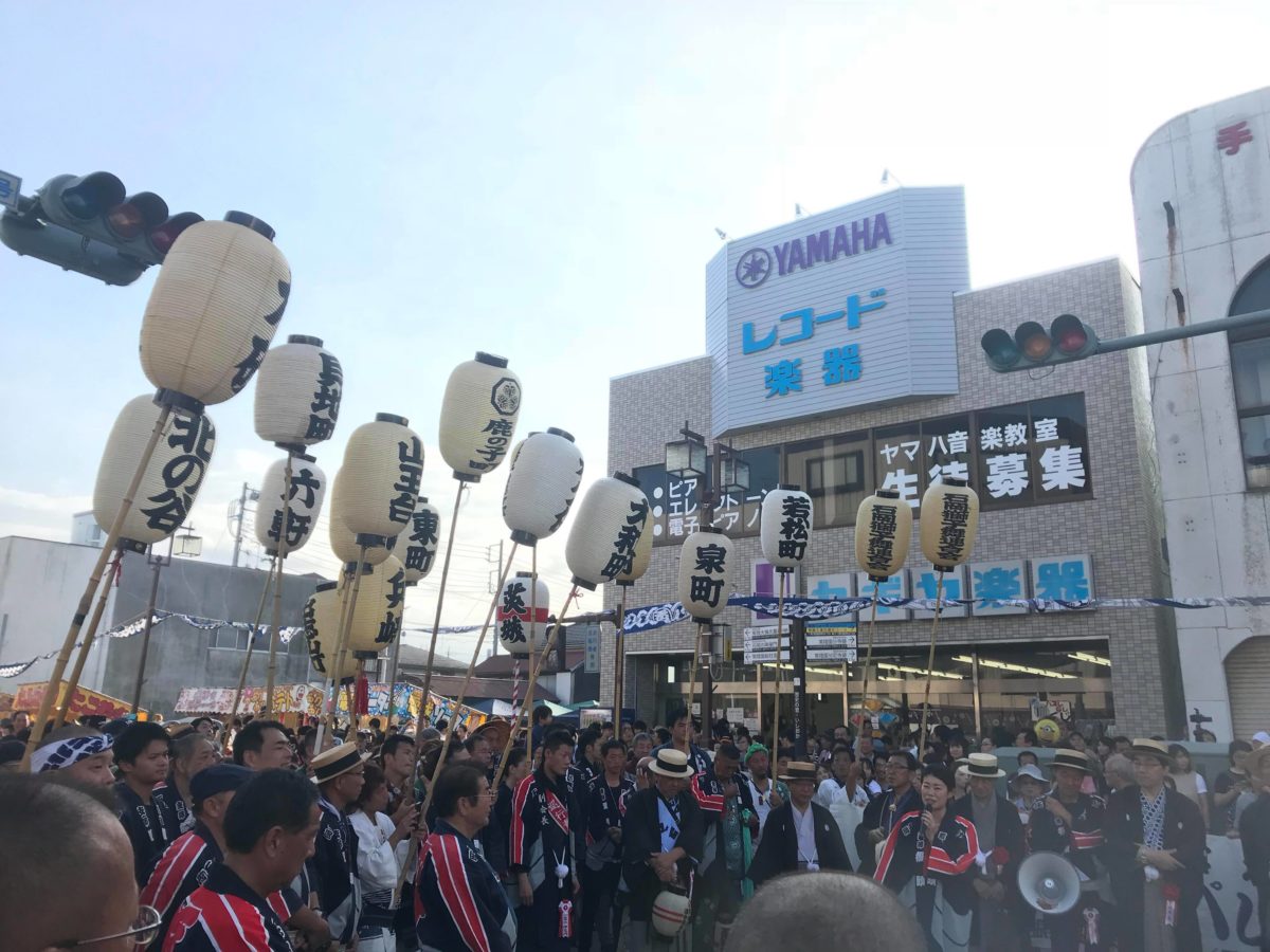 続々と集まる各町会の高張提灯