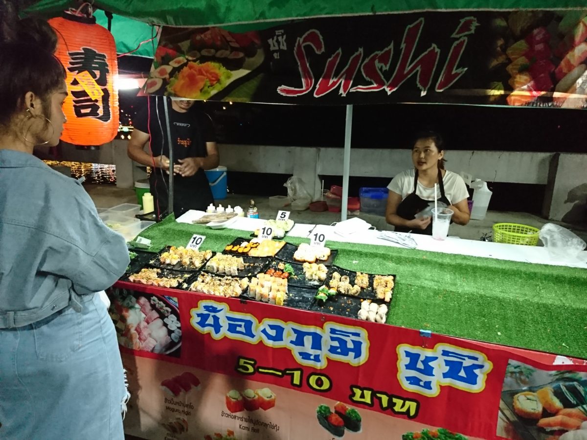 チェンマイの繁華街の屋台