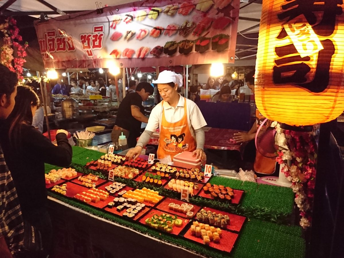 チェンマイの繁華街の屋台