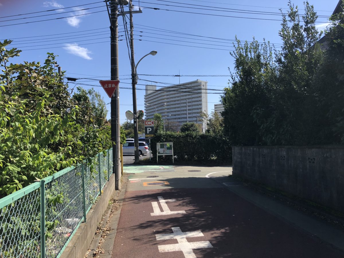 林を越えて、大きないちょう団地が見えてきたところを右に曲がり