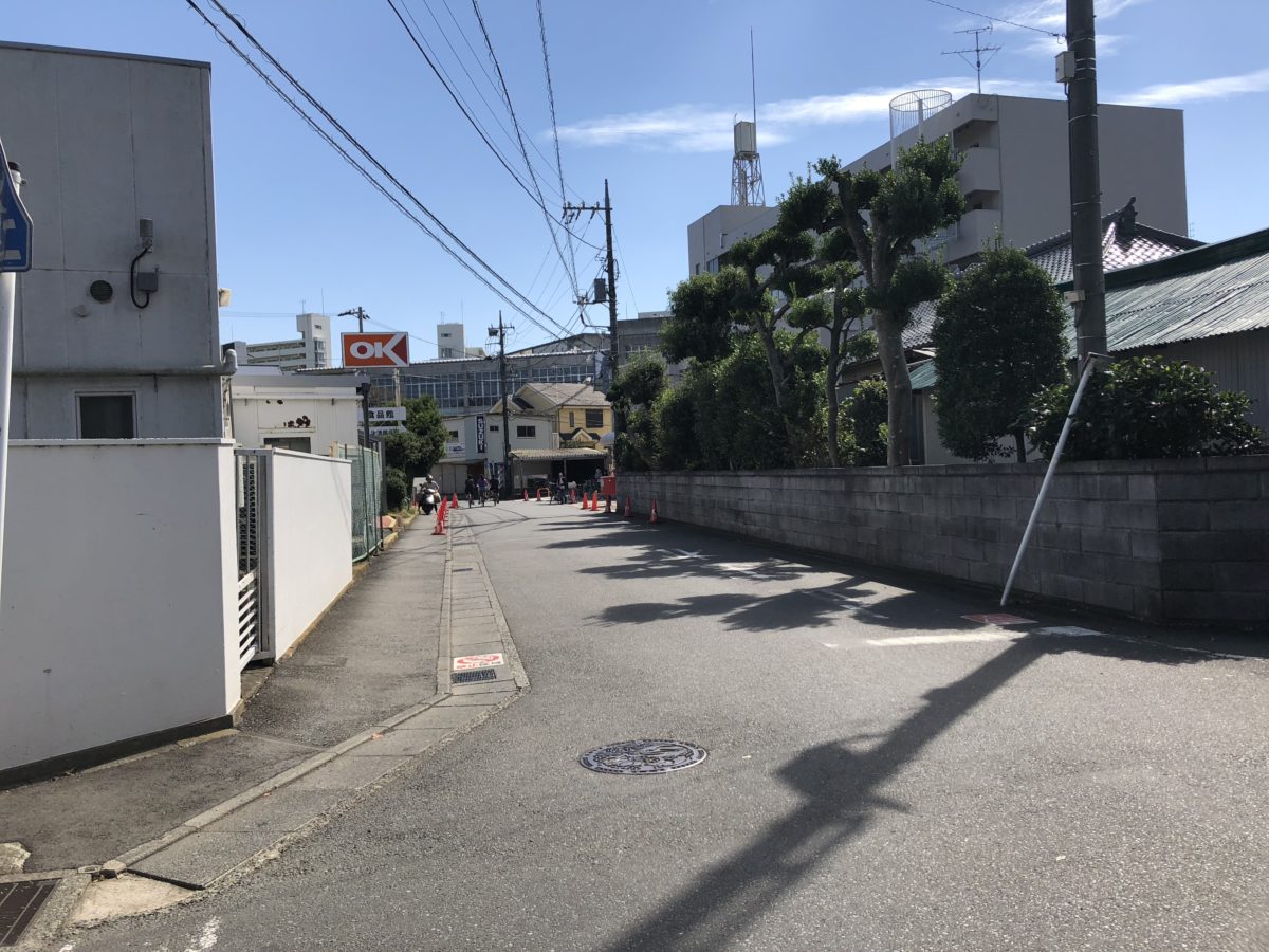 スーパーOKの角を左に曲がれば到着です