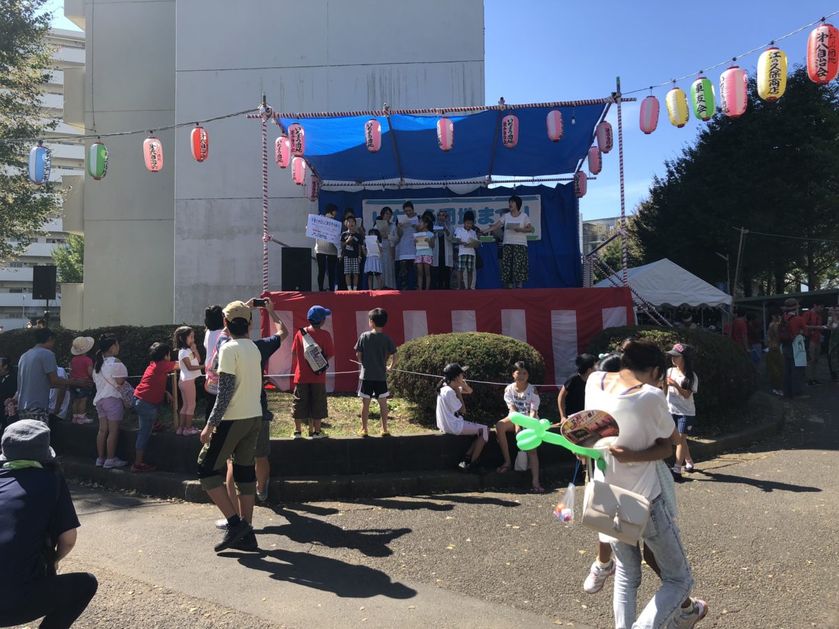 様々な国籍の子供たちも「ドラえもん」などを歌います