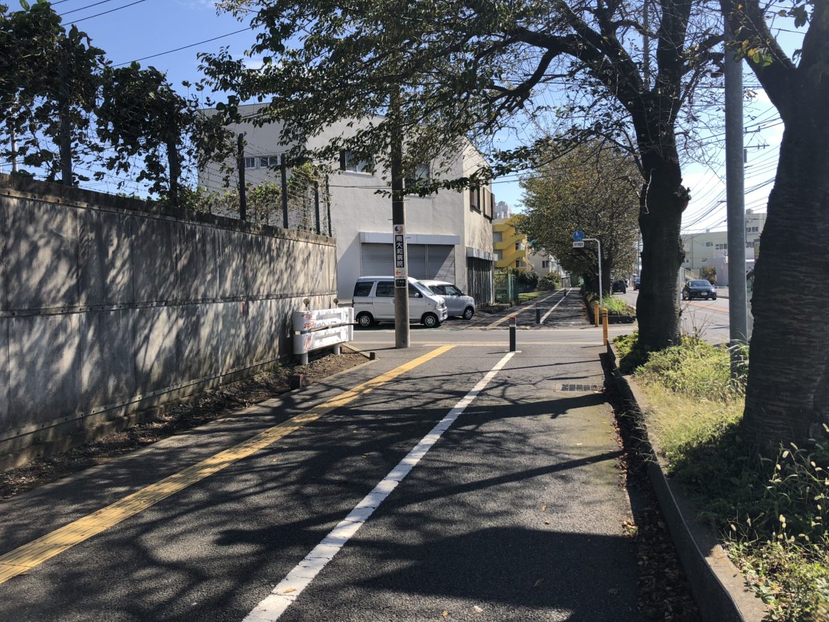 こちらの道を左に