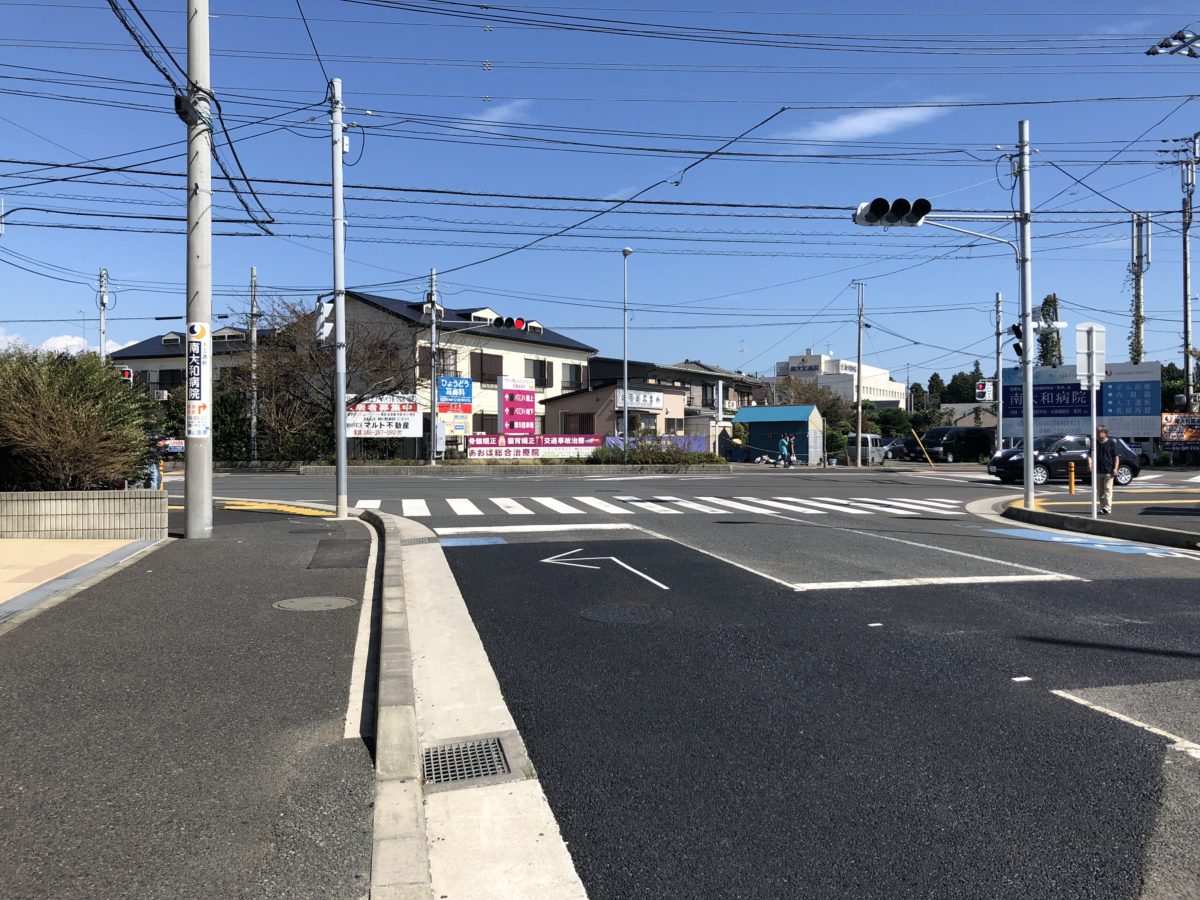 突き当たりを右に曲がると