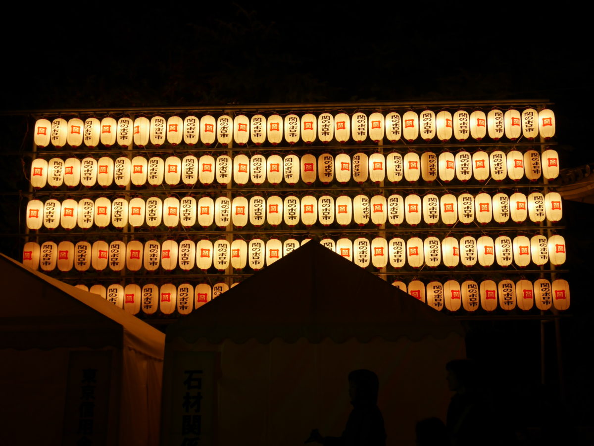 関のボロ市の提灯