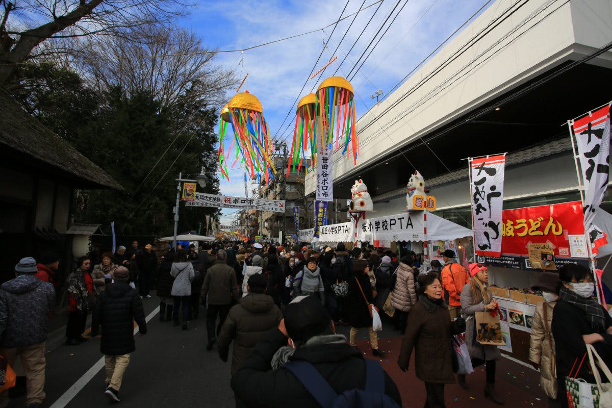 世田谷のボロ市 戦国時代の楽市にタイムスリップ 骨董品や古着の中にお宝が オマツリジャパン あなたと祭りをつなげるメディア 世田谷のボロ市 戦国時代の楽市にタイムスリップ 骨董品や古着の中にお宝が オマツリジャパン あなたと祭りをつなげるメディア