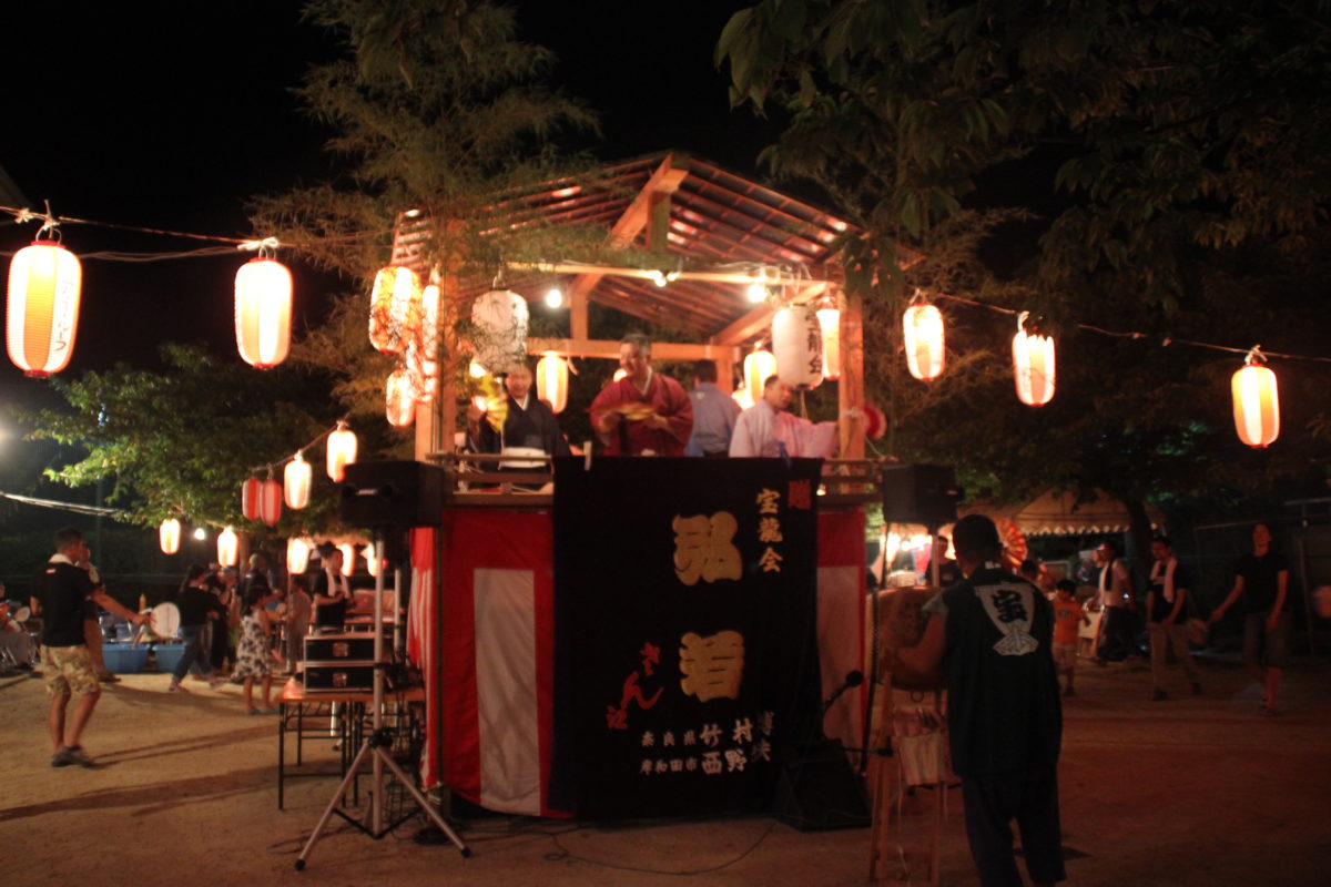 泉州音頭のヤグラの風景。