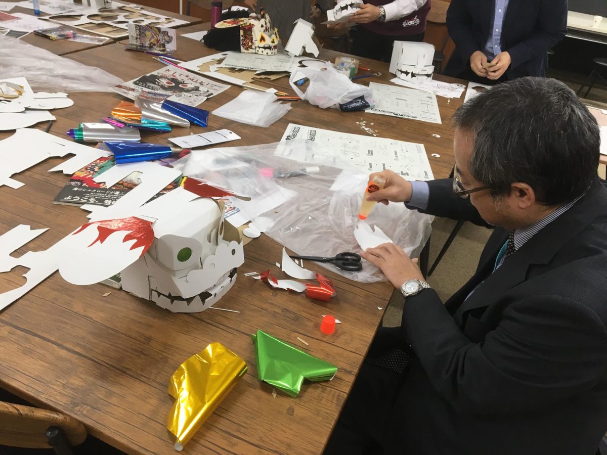 ダンボール獅子制作の様子