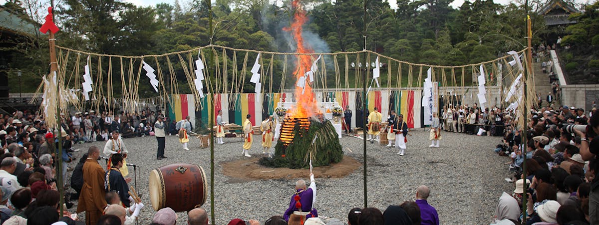 火渡りは 死と再生 の疑似体験 年の開催予定は 一般人も火を渡れるって熱くないの オマツリジャパン あなたと祭りをつなげるメディア 火渡りは 死と再生 の疑似体験 年の開催予定は 一般人も火を渡れるって熱くないの オマツリジャパン あなたと祭りをつなげるメディア