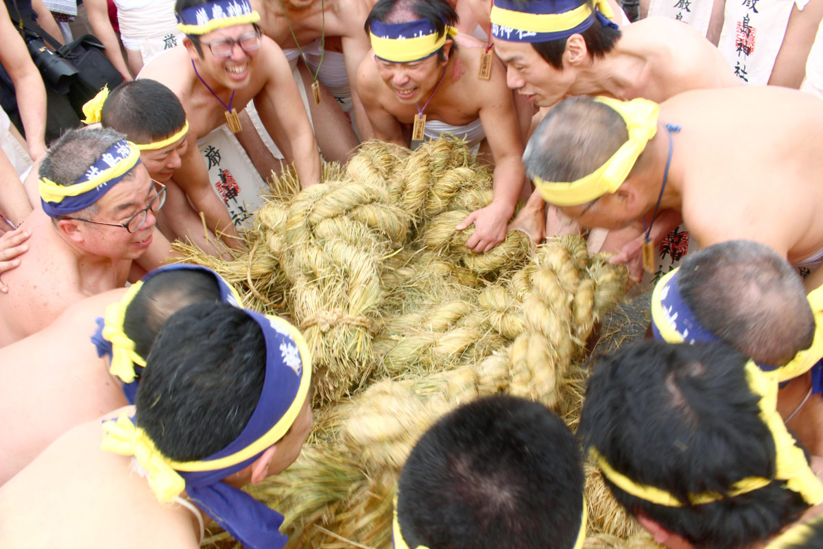 福島の奇祭、「つつこ引き祭り」レポート！800kgのつつこ（大俵）を3組で引き合い、お餅をつくる！？