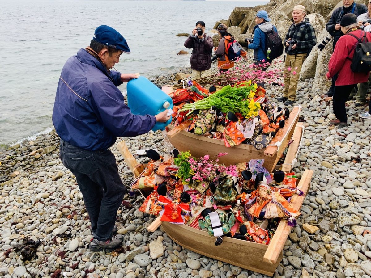 淡嶋神社のひな流し