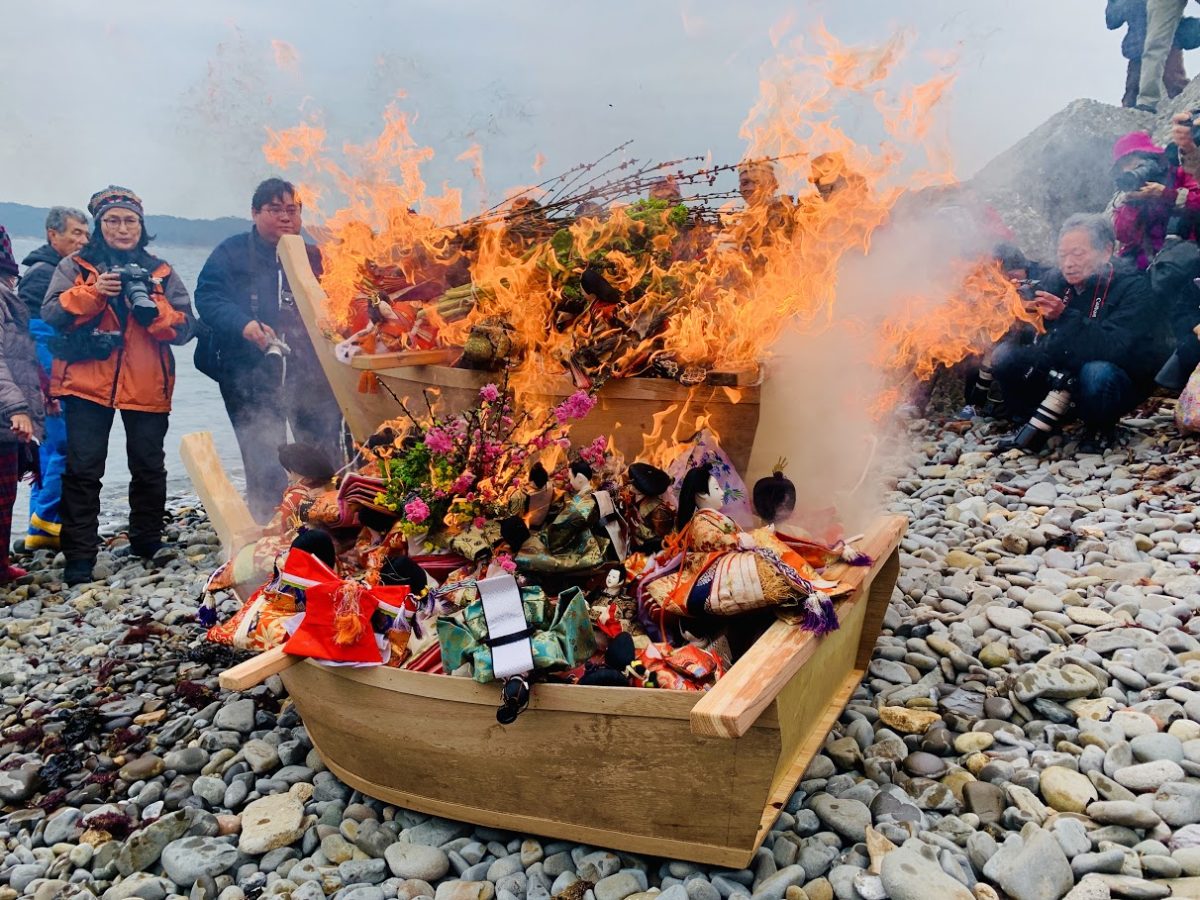 淡嶋神社のひな流し