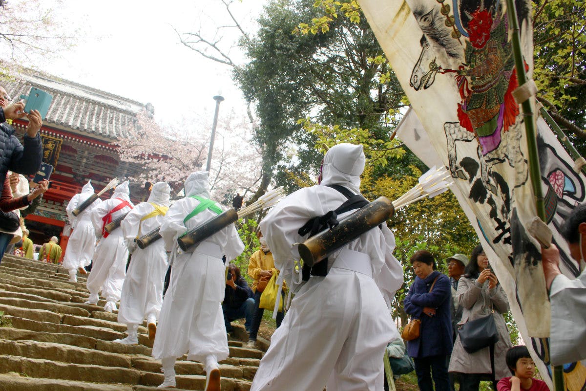 茨城の奇祭 マダラ鬼神祭 開催 火を焚き 白馬に乗った鬼が現れ 最後は幸せの矢を放つ オマツリジャパン あなたと祭りをつなげるメディア