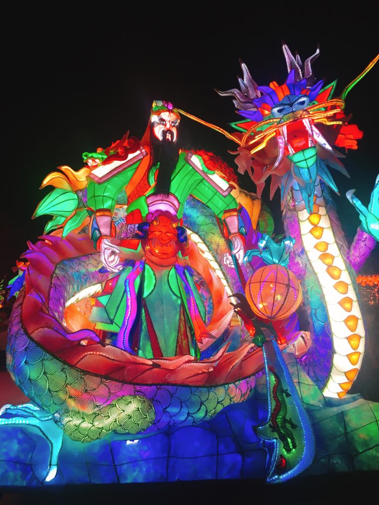 賑やかな夜を演出