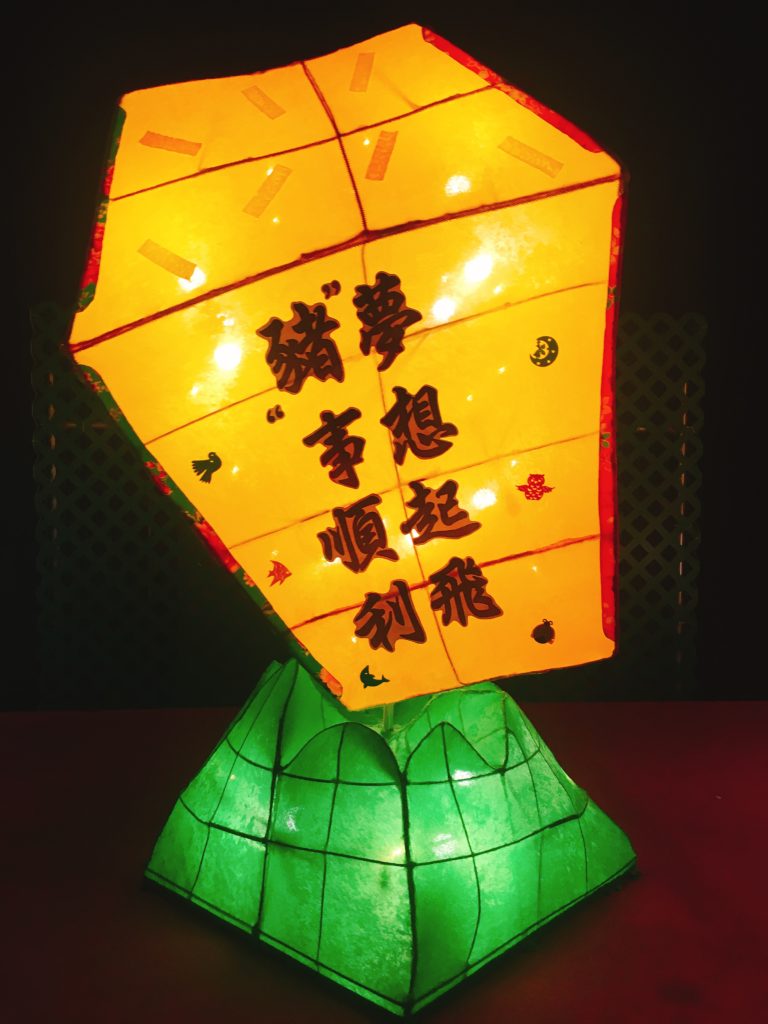 賑やかな夜を演出