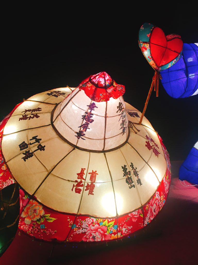 賑やかな夜を演出