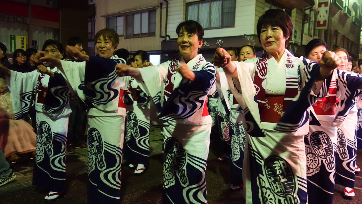 徹夜で祝う郡上おどり