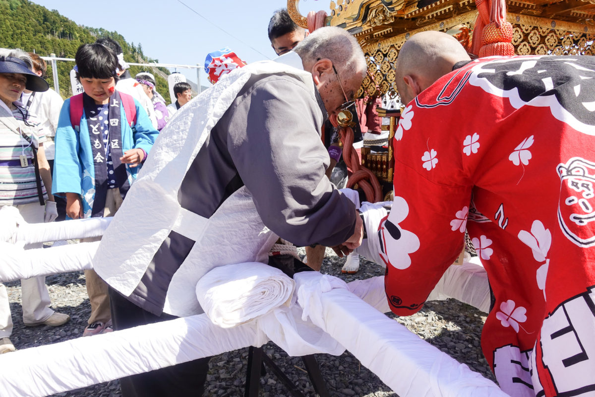 祭りでは地域内外問わず皆で一緒に準備を行う