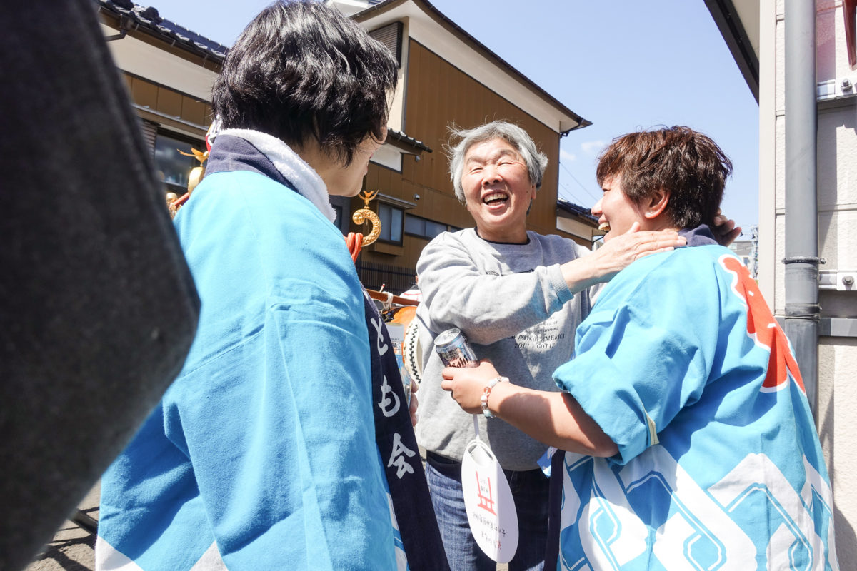 宿泊場所の集会所で毎年お世話になる地域の方と再会を喜ぶ