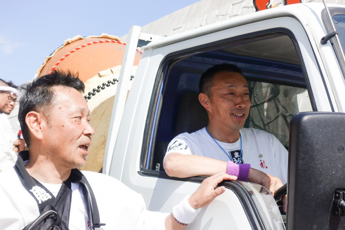 囃子方を乗せるトラックを運転する浅野さん。運営にガッツリ入り込んでいる