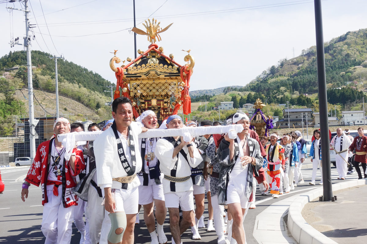 神輿を担ぐ男性たちもほとんどが地域外からのボランティア