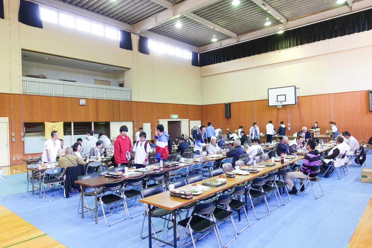 例大祭後の直会は体育館を借り切って行う。毎年女川町の海の幸、酒をもてなしていただいている