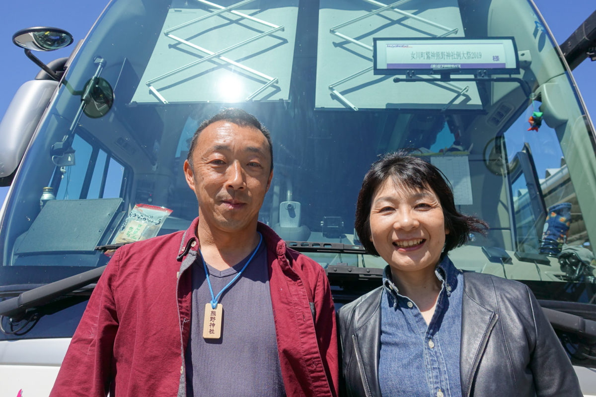 写真右：岡さんと浅野さんが繋がるきっかけを作った日下倫子さん。ツアーではコンダクターを務める