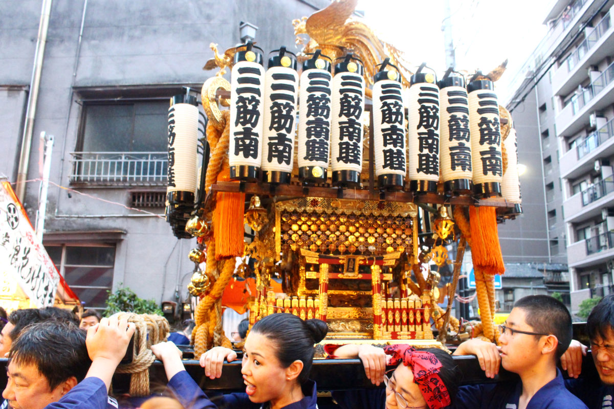 2023年「鳥越祭り」千貫神輿は6月11日に登場！夜の幻想的な宮入道中