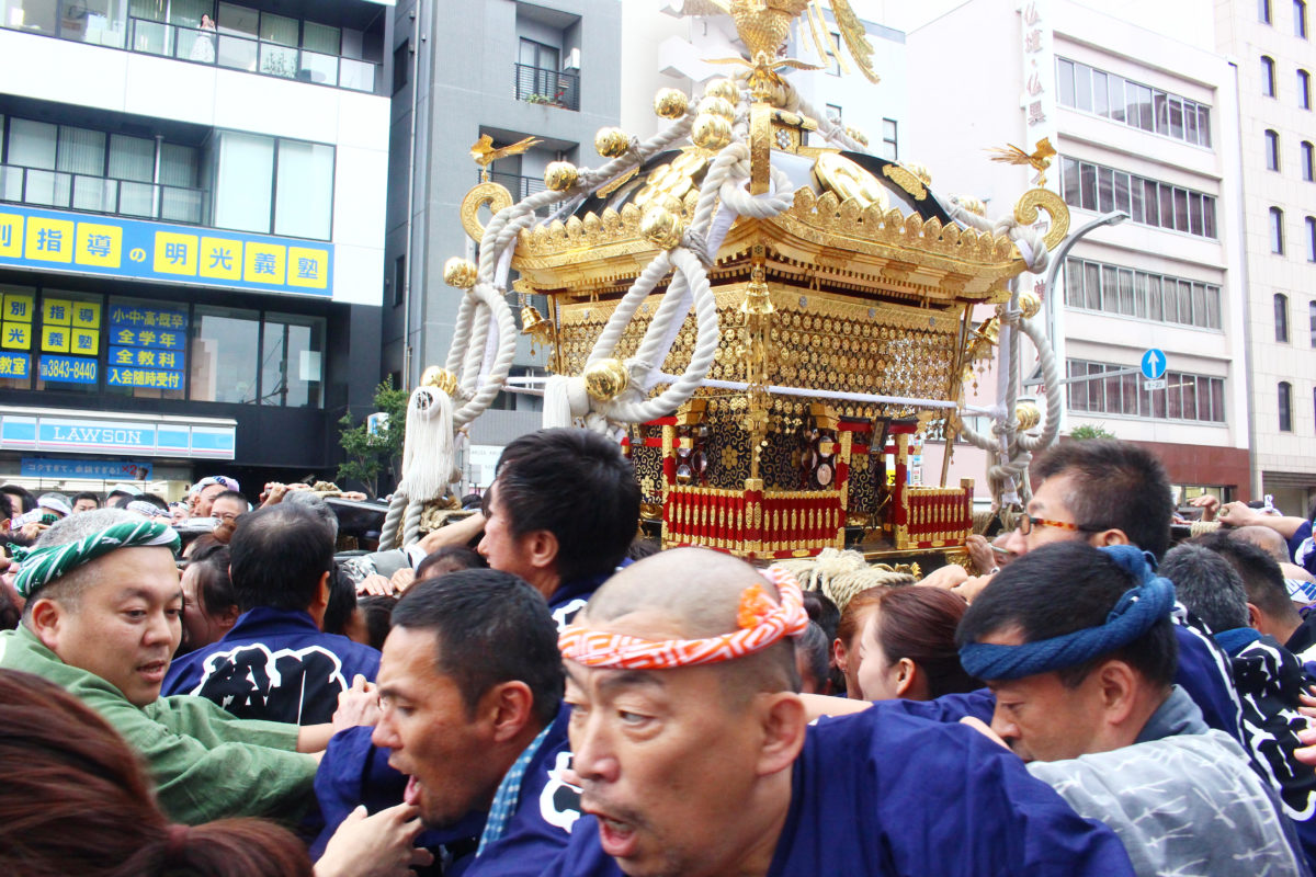 2023年「鳥越祭り」千貫神輿は6月11日に登場！夜の幻想的な宮入道中