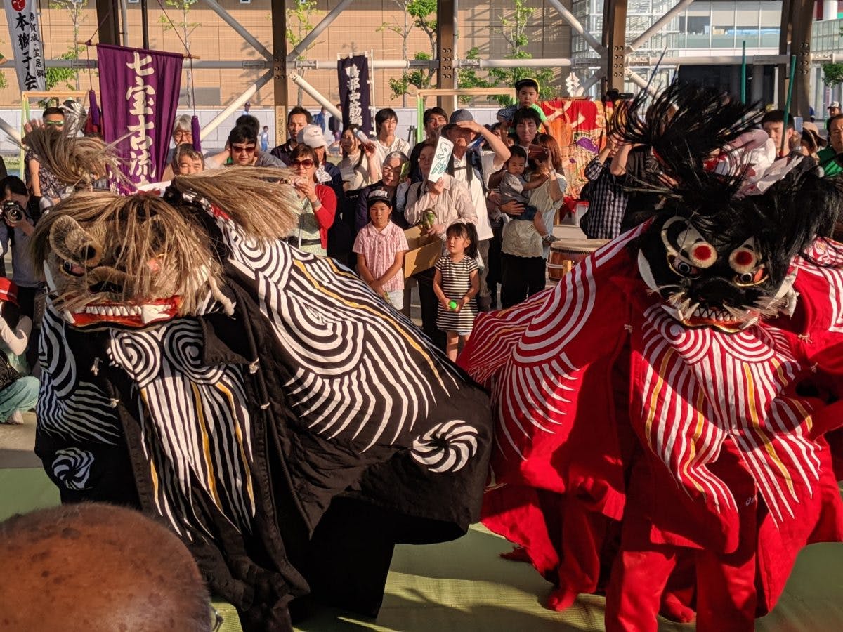 讃岐獅子舞保存会が瀬戸内国際芸術祭に登場！見所はアートだけじゃない。春会期の最終日を飾った獅子舞集結イベントをレポート｜株式会社オマツリジャパン