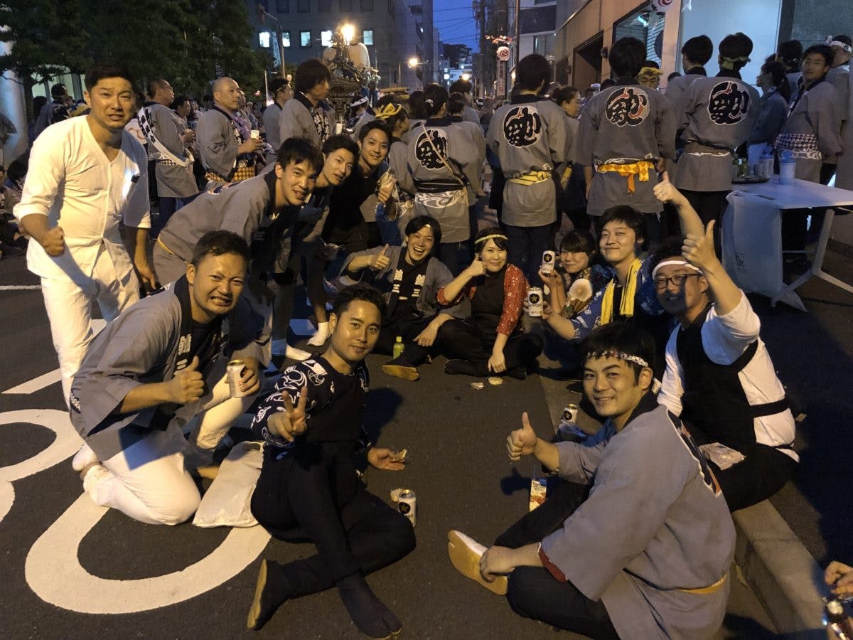 初めてお神輿を担ぐ 祭り衣装を浅草中屋で一式揃えてみた オマツリジャパン あなたと祭りをつなげるメディア 初めてお神輿を担ぐ 祭り衣装を浅草中屋で一式揃えてみた オマツリジャパン あなたと祭りをつなげるメディア