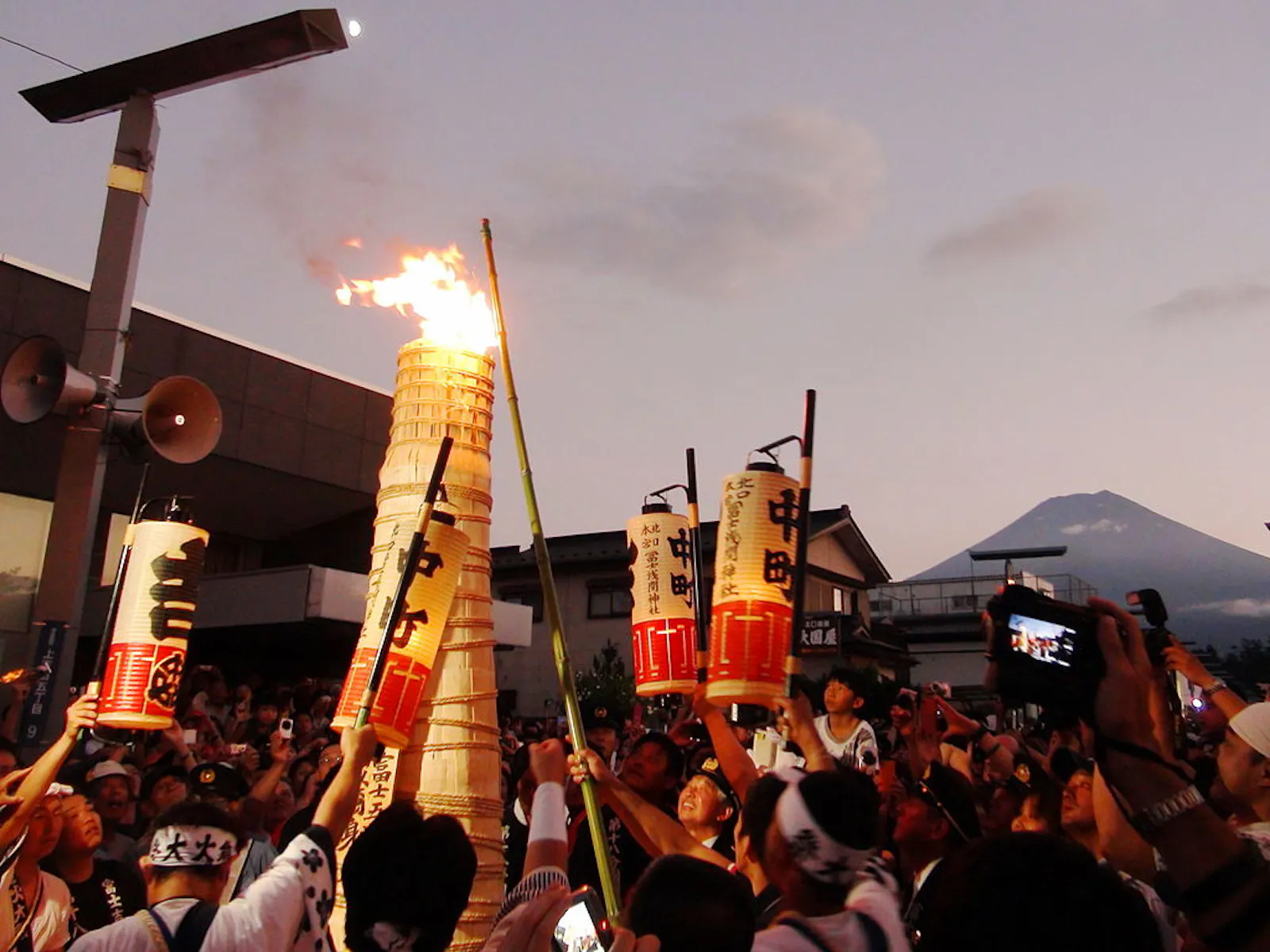 吉田の火祭りを陰で支える若手！「祭典世話人」制度とは？｜株式会社オマツリジャパン