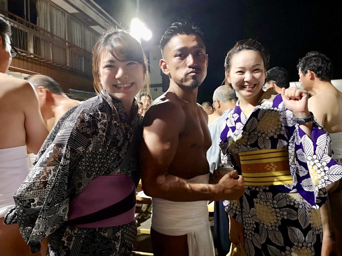 裸のお祭りの女の子