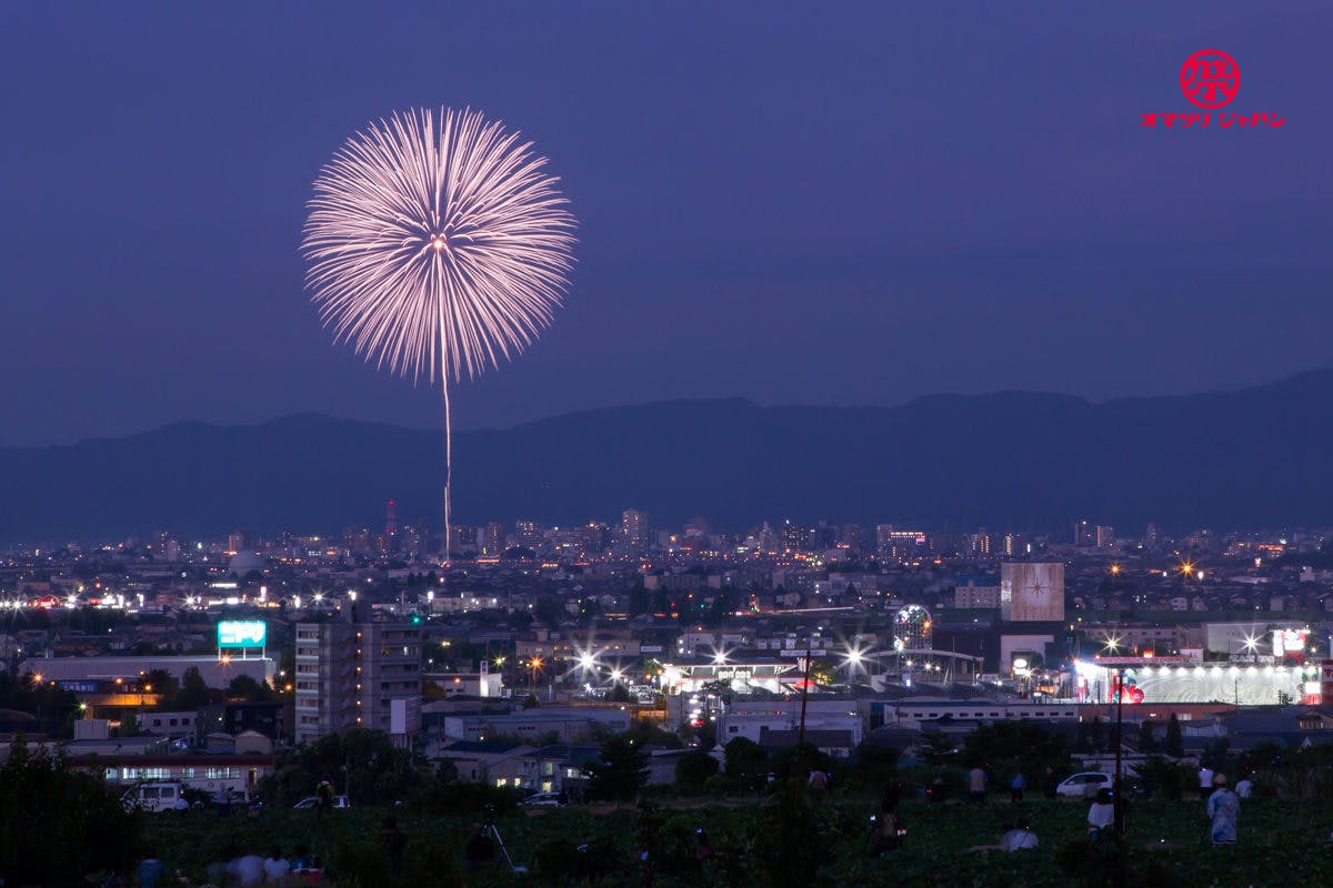 夏の風物詩 花火 はお盆が由来 家族一緒に手持ち花火で先祖を偲ぼう オマツリジャパン 毎日 祭日 夏の風物詩 花火 はお盆が由来 家族一緒に手持ち花火で先祖を偲ぼう オマツリジャパン 毎日 祭日