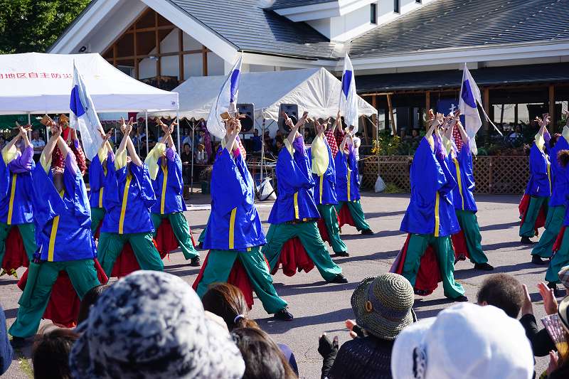 花嵐桜組の演舞が始まると会場はファンでいっぱい！