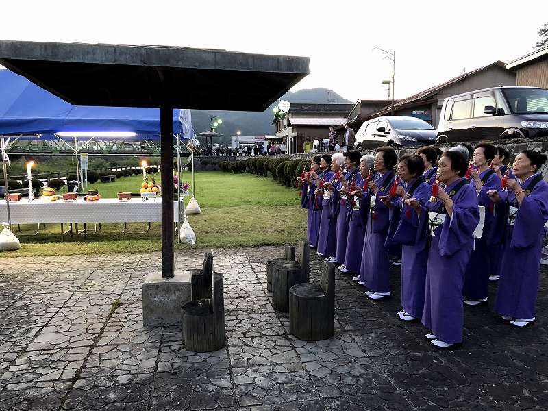 現世を訪れた魂が無事に帰れるよう、ご詠歌を捧げる。