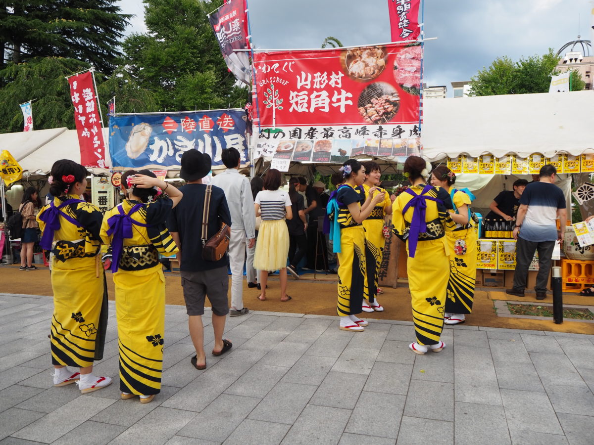 さんさ娘が並ぶのは