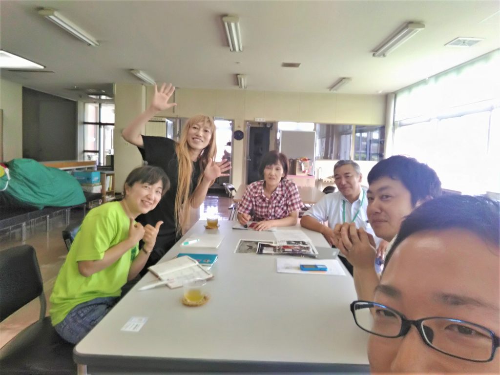 花嵐桜組と平川市碇ヶ関総合支所の職員の皆さんとの打ち合わせ（筆者は手前のオデコの人）