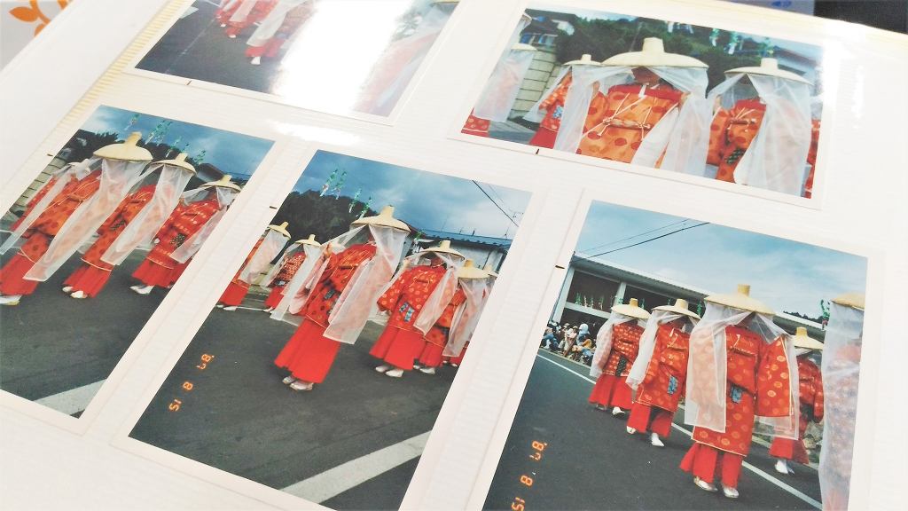 華やかな衣装の女性の姿も。