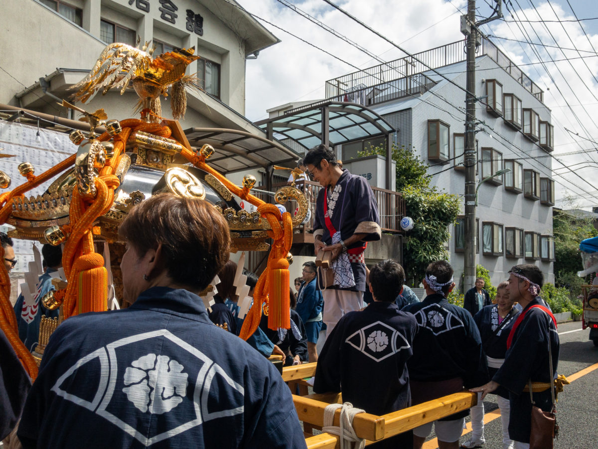大人神輿の町内渡御